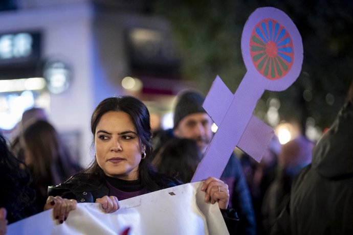 Varios manifestantes con pancartas durante una concentración por el día de la Eliminación de la violencia contra las Mujeres, a 25 de noviembre de 2025, en Madrid (España). Manifestantes durante una concentración por el día de la Eliminación de la violenc