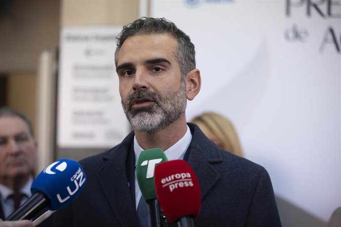 El consejero de Agricultura, Pesca, Agua y Desarrollo Rural, Ramón Fernández-Pacheco, en la atención a medioa antes del acto de entrega de los XIX Premios Andalucía de Agricultura y Pesca 2025.