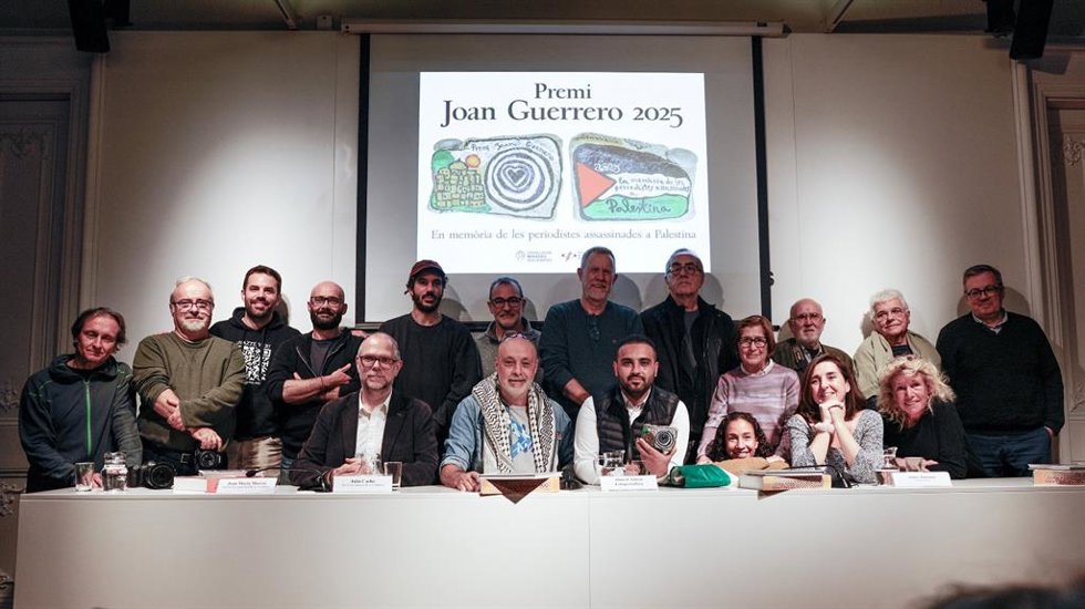 Joan Maria Morros, Julio Cargó y Ahmed Adnan junto a los fotoperiodistas que han acudido al acto
