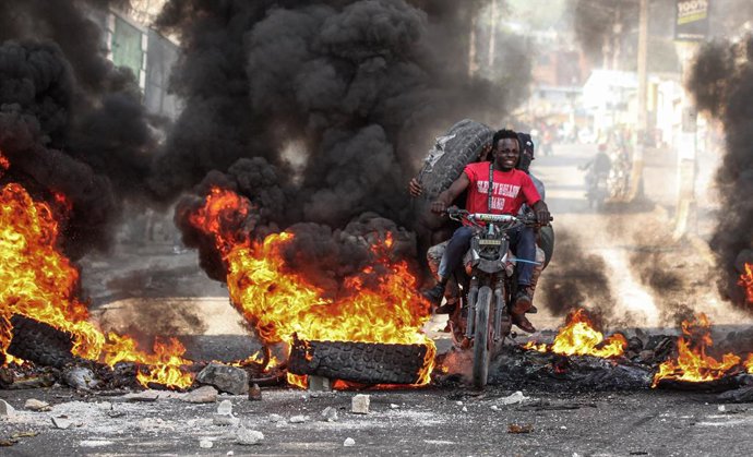 Archivo - Arquivo - 02 de abril de 2025, Haiti, Porto Príncipe: Manifestantes saem às ruas para protestar contra a insegurança e a violência das gangues em Porto Príncipe. Foto: Patrice Noel/ZUMA Press Wire/dpa