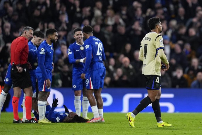 Ronald Araujo of FC Barcelona see the second yellow card and red card during the UEFA Champions League 2025/26 League Phase MD5 match between Chelsea FC and FC Barcelona at Stamford Bridge on November 25, 2025, in London, England.