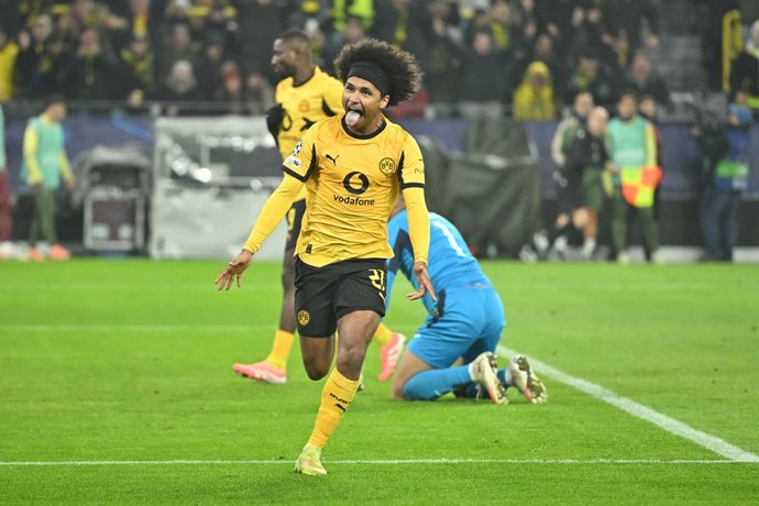 25 November 2025, North Rhine-Westphalia, Dortmund: Borussia Dortmund's Karim Adeyemi celebrates after scoring his side's third goal of the game during the UEFA Champions League soccer match between Borussia Dortmund and FC Villarreal at Signal Iduna Park