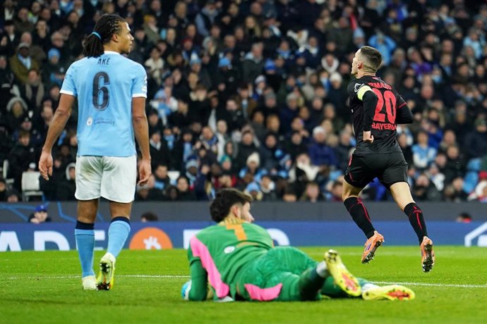 25 November 2025, United Kingdom, Manchester: Bayer Leverkusen's Alex Grimaldo (R) celebrates scoring their side's first goal during the UEFA Champions League soccer match between Manchester City and Bayer Leverkusen at the Etihad Stadium. Photo: Martin R