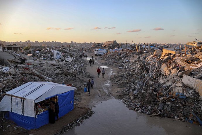 25 de novembro de 2025, Cidade de Gaza, Faixa de Gaza, Território Palestino: Os palestinos, cujas casas foram destruídas por ataques israelenses, lutam contra o mau tempo, pois as fortes chuvas inundaram muitas barracas no campo de Jabalia, na Faixa de Ga