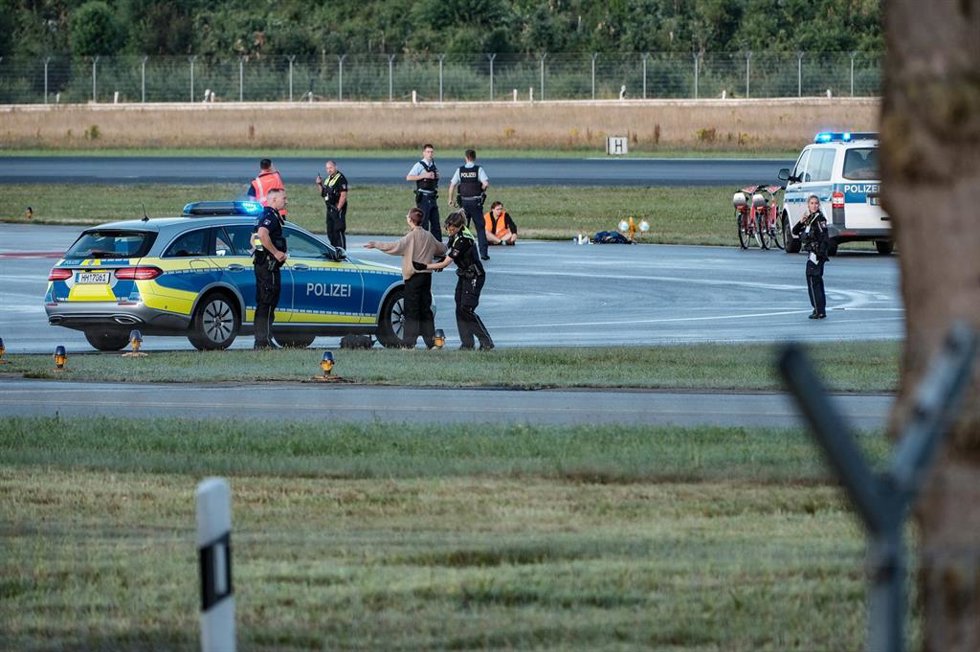 Archivo - Imagen de archivo de activistas climáticos bloqueando el aeropuerto de Hamburgo en julio de 2023