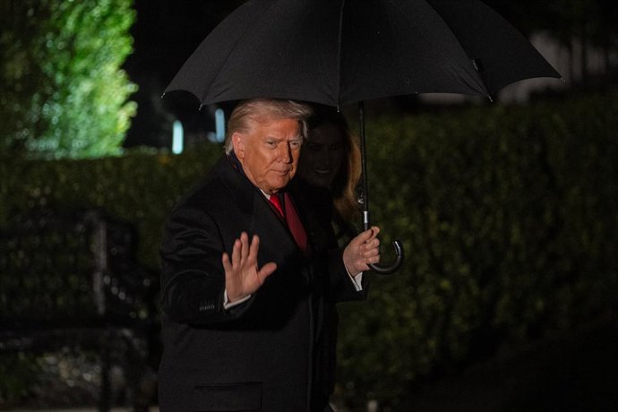 WASHINGTON, 25 de novembro de 2025 -- O presidente dos EUA, Donald Trump, e a primeira-dama, Melania Trump, deixam a Casa Branca em Washington, D.C., em 25 de novembro de 2025. O presidente dos Estados Unidos, Donald Trump, disse na terça-feira que orient