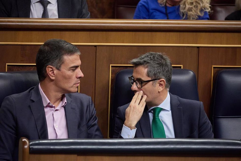 Archivo - El presidente del Gobierno, Pedro Sánchez (i) y el ministro de la Presidencia, Relaciones con las Cortes y Justicia, Félix Bolaños (d), durante una sesión plenaria en la Cámara Baja, a 17 de septiembre de 2024, en Madrid (España). 