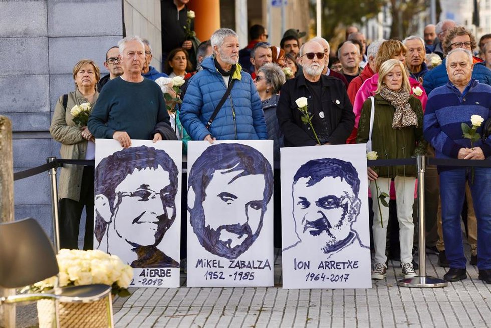 Archivo - Varias personas durante la colocación de una placa en memoria de Mikel Zabalza, en el barrio de Intxaurrondo, a 30 de noviembre de 2024, en San Sebastián, Guipúzcoa, País Vasco (España).