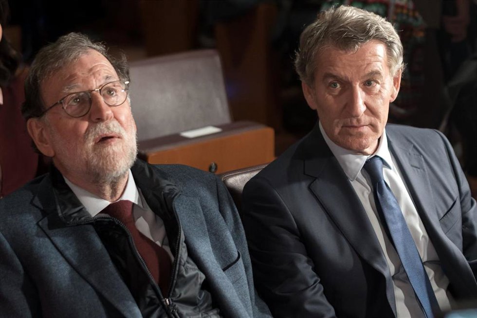 El expresidente del Gobierno, Mariano Rajoy (i) y el presidente del PP, Alberto Núñez Feijóo (d), en el Auditorio Caja de Música del Palacio de Cibeles, a 19 de noviembre de 2025, en Madrid (España).