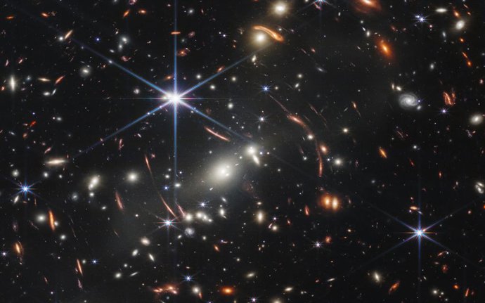 Archivo - FILED - 12 July 2022, ---: An image provided by NASA on 12 July 2022 shows the galaxy cluster SMACS 0723, captured by James Webb Space Telescope. The first image from NASA's new space telescope shows the deepest and sharpest image of the distant