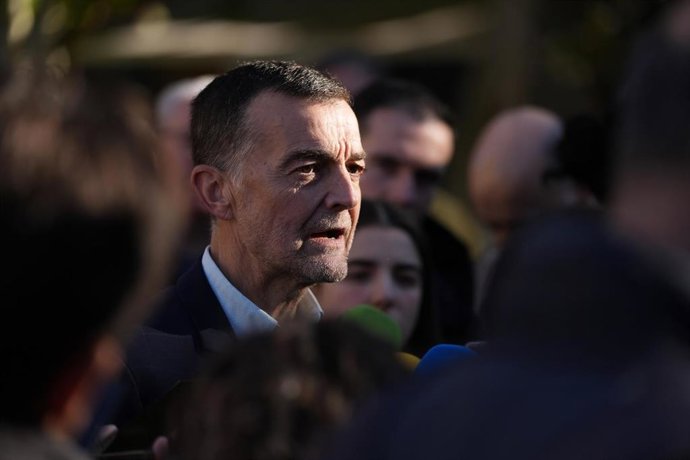 El coordinador federal de Izquierda Unida (IU) atiende a los medios en Sevilla en una imagen de archivo