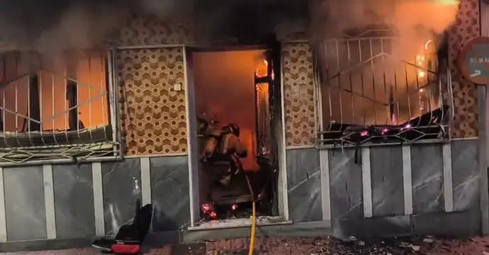 Bomberos apagando un incendio