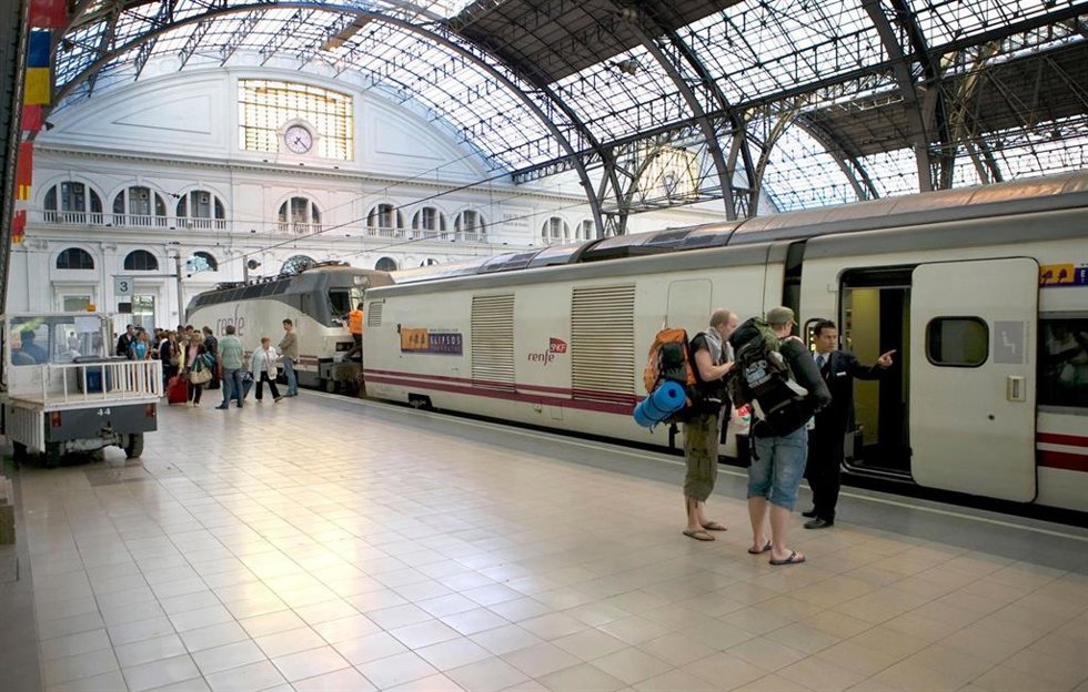 Archivo - Viajeros tomando un tren en España