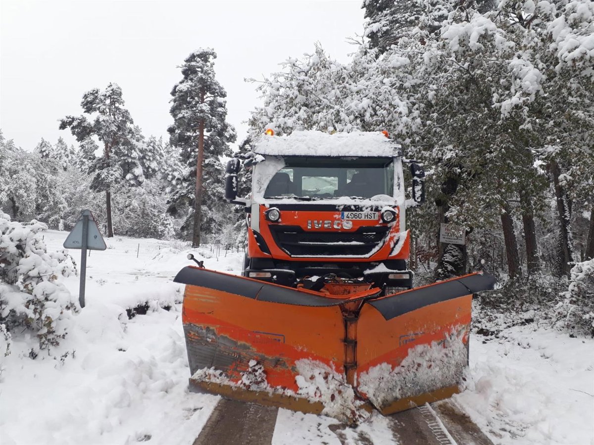 Un total de 4 equipos de vialidad invernal trabajan hoy en el tratamiento de hielo y nieve en las carreteras riojanas