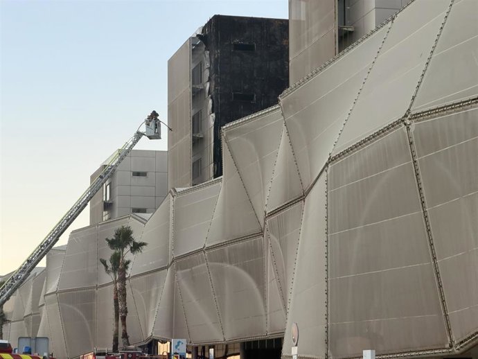 Bomberos trabajan en la extinción del incendio declarado en el hospital Santa Lucía, en Cartagena (Murcia)