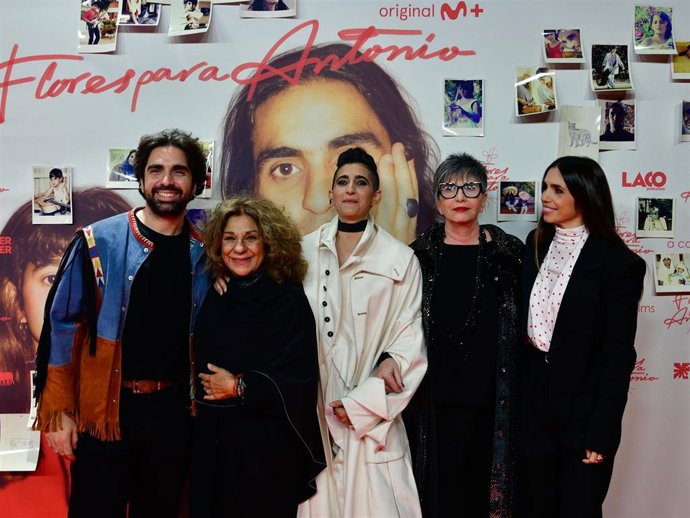 Guillermo Furiase, Lolita Flores, Alba Flores, Ana Villa y Elena Furiase durante la premiere de la película documental 'Flores para Antonio'