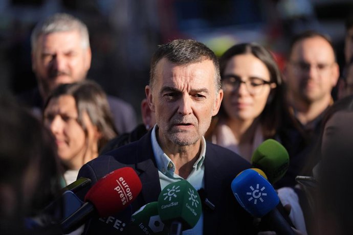 El coordinador federal de Izquierda Unida (IU) atiende a los medios para informar de su candidatura de Por Andalucía a la Presidencia de la Junta de Andalucía en 2026. A 21 de noviembre de 2025, en Sevilla. (Foto de archivo).