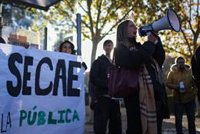 Estudiantes marchan por Ciudad Universitaria contra la "infrafinanciación": "Ayuso, escucha, la uni está en lucha"