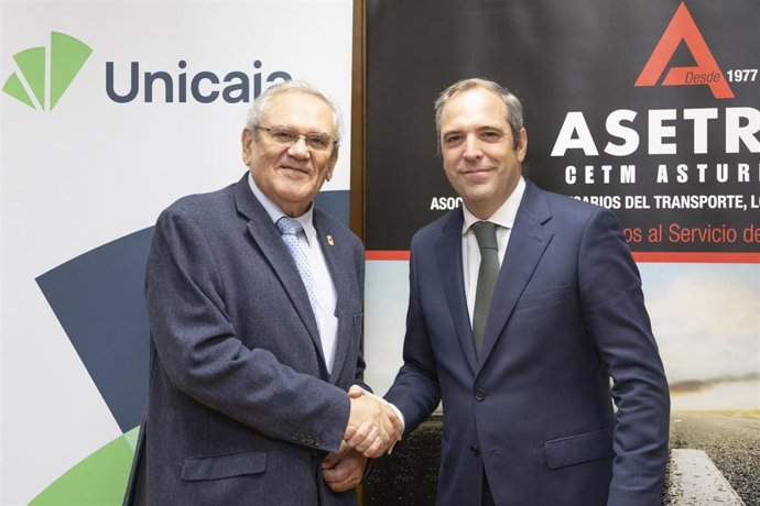 El director territorial Norte de Unicaja, Iñaki Pradera, y el presidente de Asetra, Ovidio de la Roza, firman un acuerdo de colaboración