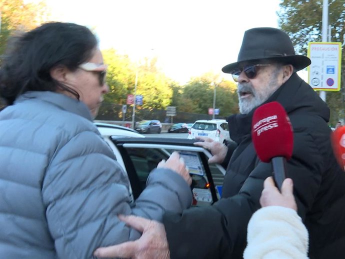 Antonio Resines reaparece tras su ingreso en la UCI acompañado de su mujer