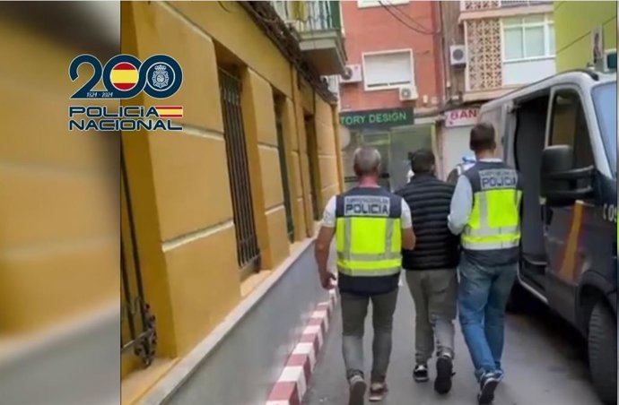 Dos agentes trasladan al detenido