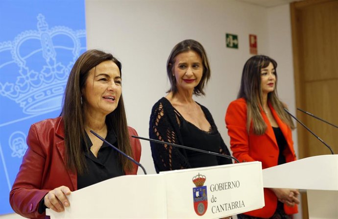 La consejera de Igualdad, Begoña Gómez del Río, y la presidenta de ADMEC, Eva Fernández Cobo