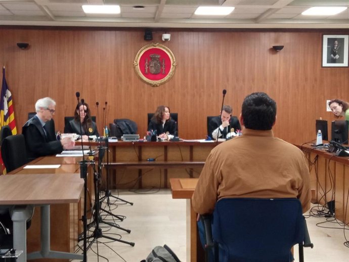 El hombre, en la sala de vistas de la Audiencia.