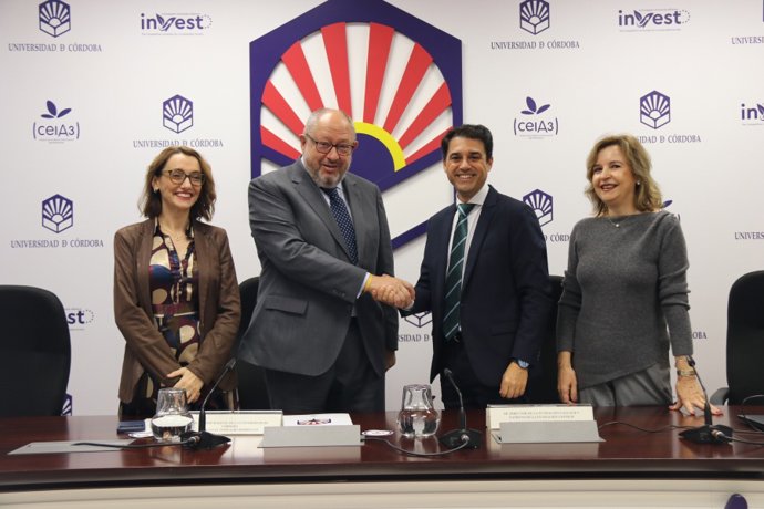 Manuel Torralbo y Leopoldo Izquierdo (centro), se dan la mano tras la firma del acuerdo.