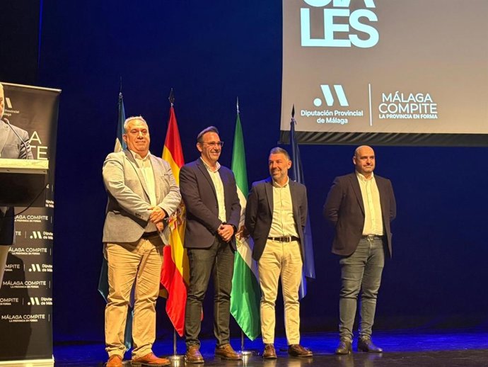 El vicepresidente y diputado de Deportes, Juan Rosas, acompañado por el presidente de la Federación Andaluza de Ajedrez, Javier Rubio, y el delegado en Málaga, Alberto Loriente, en la gala de clausura del XXXI Circuito Provincial de Ajedrez