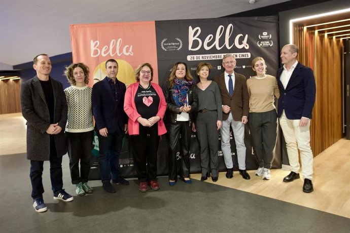 La consejera de Desarrollo Educativo y Formación Profesional de la Junta de Andalucía, María del Carmen Castillo (c), asiste en Sevilla, junto a Ana Bella (4i), a la proyección de la película de animación 'Bella', impulsada por la Fundación Ana Bella. 