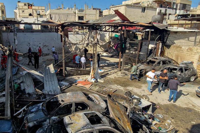 19 de novembro de 2025, Ain Al-Hilweh, Ain Al-Hilweh, Líbano: Carros destruídos são vistos no local onde um ataque aéreo israelense atingiu o campo de refugiados palestinos de Ain al-Hilweh, no sul do Líbano. Treze pessoas foram mortas e várias outras fic