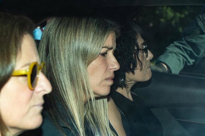 La periodista Maribel Vilaplana (c) a su salida de los Juzgados de Catarroja, a 3 de noviembre de 2025, en Catarroja, Valencia