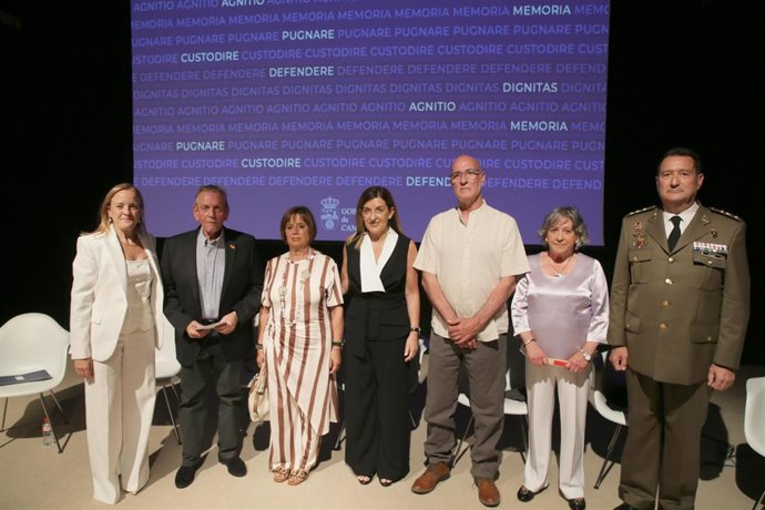 Archivo - Foto De Archivo De La Presidenta De Cantabria Y La Consejera De Presidencia, En El Homenaje Y Entrega De Medallas A Las Víctimas Del Terrorismo Organizado El Pasado Junio