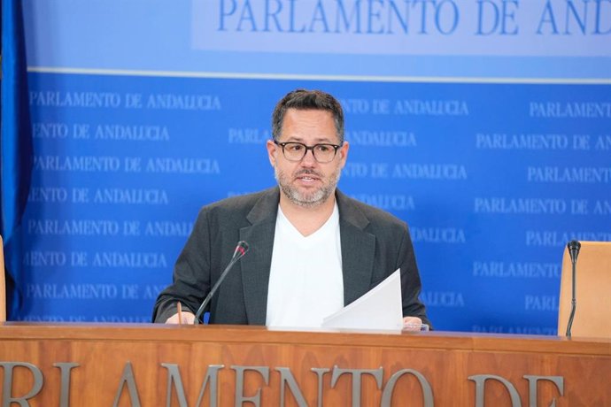 El portavoz de Adelante Andalucía, José Ignacio García, en rueda de prensa en el Parlamento.