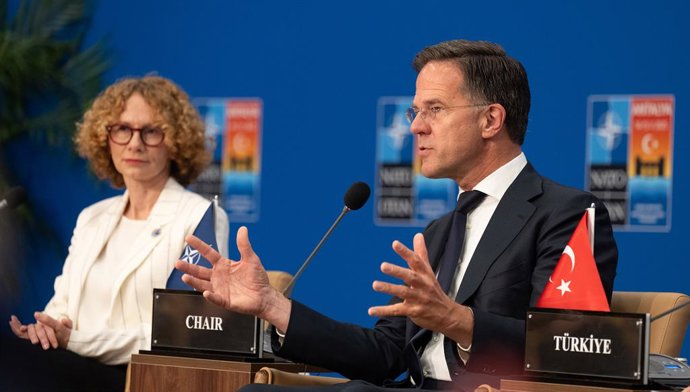 Archivo - Arquivo - HANDOUT - 15 de maio de 2025, Turquia, Belek: O Secretário-Geral da Organização do Tratado do Atlântico Norte (OTAN), Mark Rutte (à direita), e a Secretária-Geral Adjunta, Radmila Shekerinska, participam de uma reunião informal dos Min
