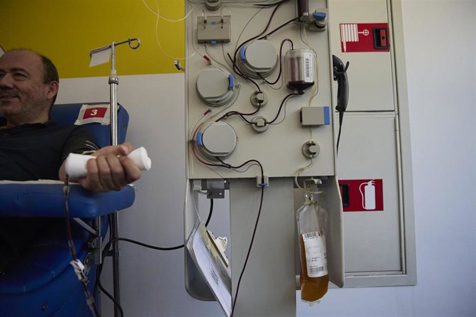 Archivo - Un donante de sangre