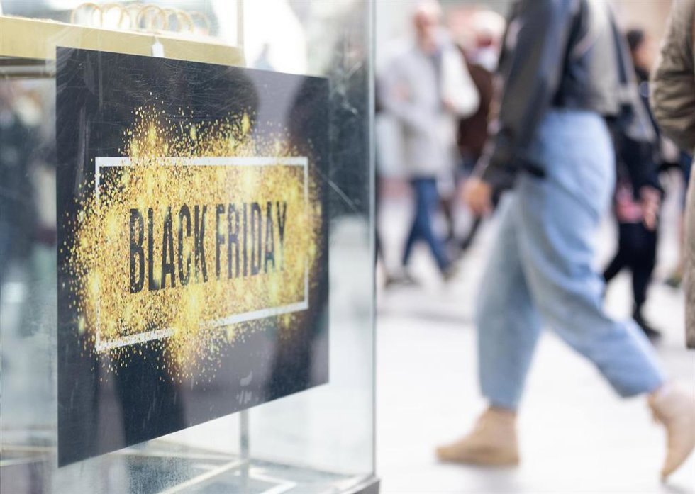 Archivo - Un escaparate avisa de los descuentos durante Black Friday 