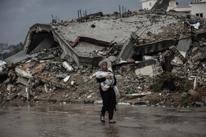 Imagem de arquivo de uma pessoa nos escombros de um ataque israelense em Gaza.