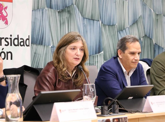 La rectora de la ULE, Nuria González y el director el Instituto de Competitividad Empresarial de la Junta de Castilla y León, Augusto Cobos, en la presentación del informe GEM.