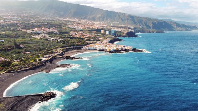 Archivo - Aerial drone view of Puerto de la Cruz in Tenerife, Canary Islands. Multiple residential buildings, Atlantic ocean rocky coast with hills on the island