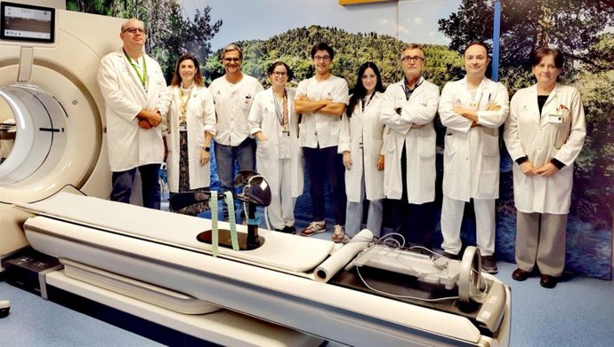 Equipo de radiólogos del Hospital de Valme (adjuntos, tutores y MIR) con la jefa del servicio de Radiodiagnóstico a la derecha, la Dra. Susana Rico, y el jefe de estudios, José Carlos Pérez