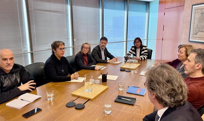 La consellera de Territorio, Vivienda y Transición Ecológica, Sílvia Paneque, y la diputada de los Comuns, Susana Segovia, en la constitución de la Comisión de estudio de compra especulativa de vivienda