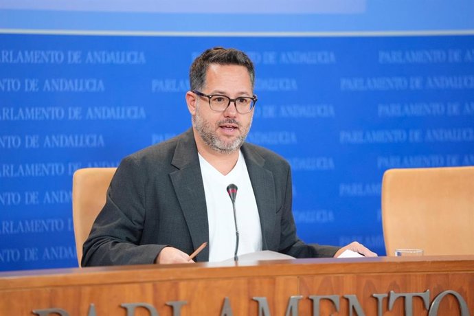 El portavoz de Adelante Andalucía, José Ignacio García, en rueda de prensa en el Parlamento.