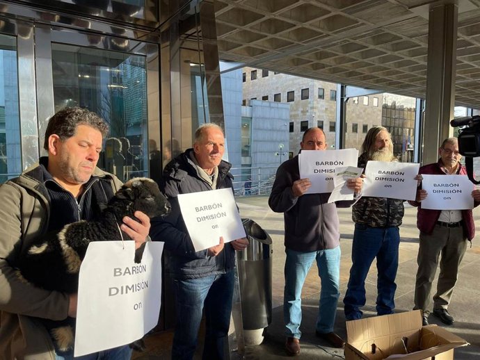 Ganaderos asturianos protestan ante la Consejería de Medio Rural.