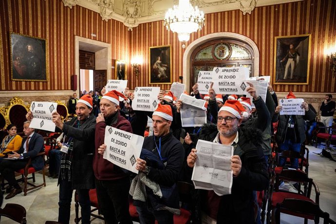Protesta en el Salón de Plenos del Ayuntamiento de Sevilla de un grupo de agentes de la Policía Local por la gestión del Gobierno municipal