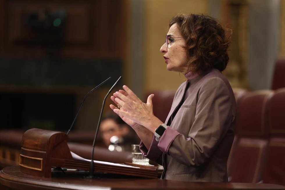 La vicepresidenta primera y ministra de Hacienda, María Jesús Montero, interviene durante una sesión plenaria, en el Congreso de los Diputados, a 26 de noviembre de 2025, en Madrid (España). 