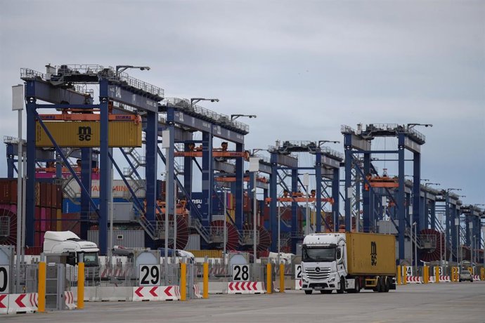 Archivo - Camiones con contenedores en la terminal Hutchison Ports BEST en el Puerto de Barcelona.