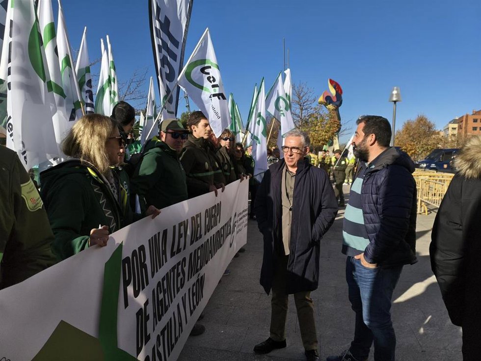 El procurador de ¡Soria Ya! Ángel Ceña con los responsables de CSIF en la concentración de los agentes medioambientales.