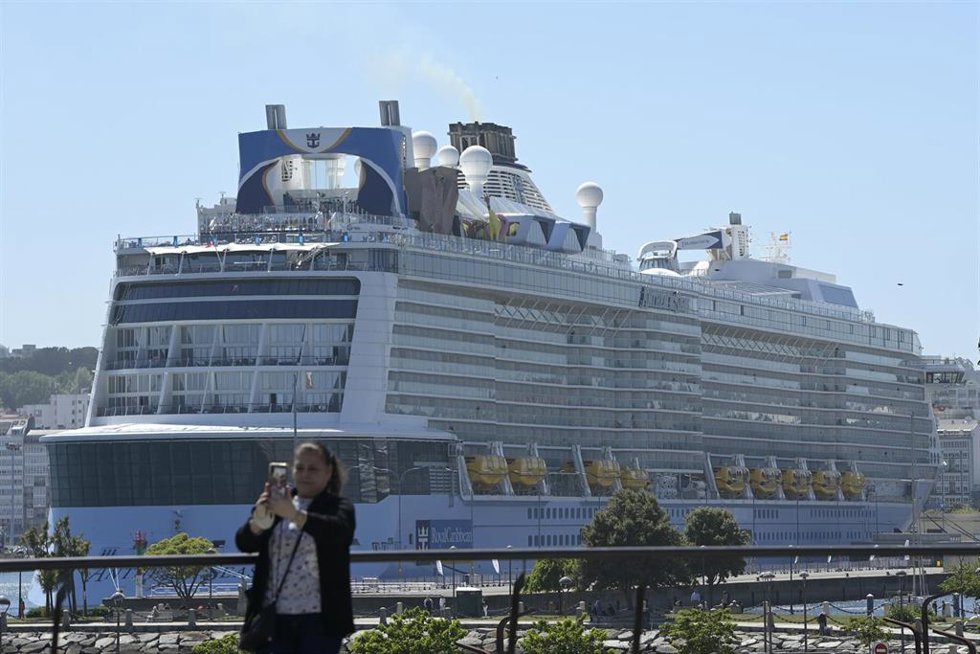 Archivo - El trasatlántico Anthem of the Seas, atracado en el puerto de A Coruña