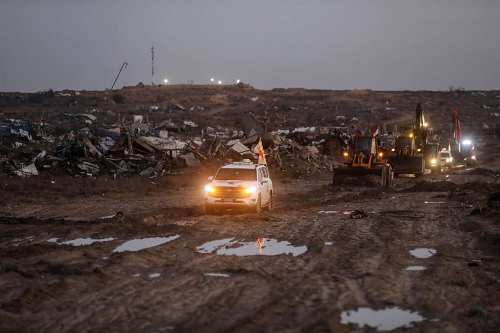 Un vehículo del Comité Internacional de la Cruz Roja (CICR) durante las labores de búsqueda de cadáveres de rehenes israelíes en la Franja de Gaza (archivo)